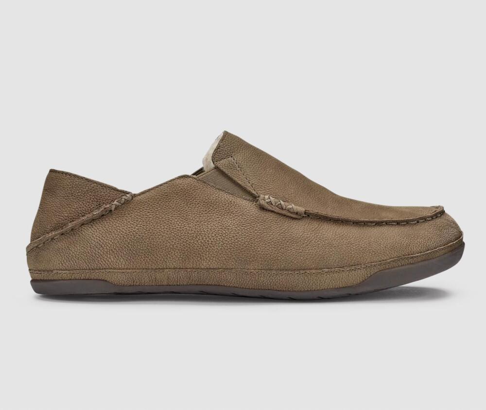 NEW OLUKAI men's kipuka hulu fur lined slippers in toffee/toffee